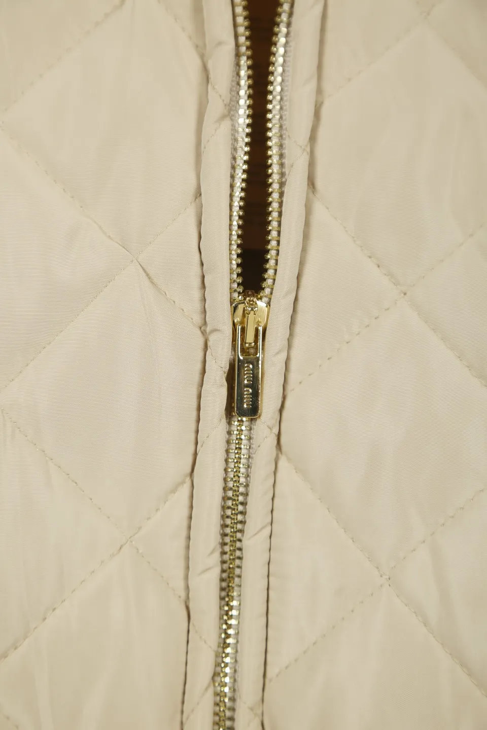 P330 Actual photo [Popular item] Style number: 24373# Color: Khaki Apricot Size: S-XL -MiuMiu/MiuMiu 2024aw Autumn and winter hot new logo embroidered lapel three-zip rhombus plaid imitation feather jacket jacket - Originality restoration 4-needle encrypted quilting embroidery three-in-one imitation feather cotton The board is straight and not bloated - Double-layer composite patch Hand-made counter-embroidery Laminated light gold Y-tooth brand zipper - Special shaped cloth foil for collar Correct 7 cm cylindrical windproof cuffs Closed cuffs with one-to-one stacking in front of the car - Miu style outfit 2024 new autumn and winter products Adopt classic diamond pattern quilting design Three-in-one imitation down cotton Light and thin sheets are positive The thermal insulation coefficient is also online Earth desert khaki apricot Maillard wind is full of relaxation to set off a warm autumn and winter atmosphere The collar is made of contrasting corduroy, which is warm and comfortable. The loose silhouette is both comfortable and easy to layer. The slightly gathered design of the cuffs and hem effectively locks in temperature.